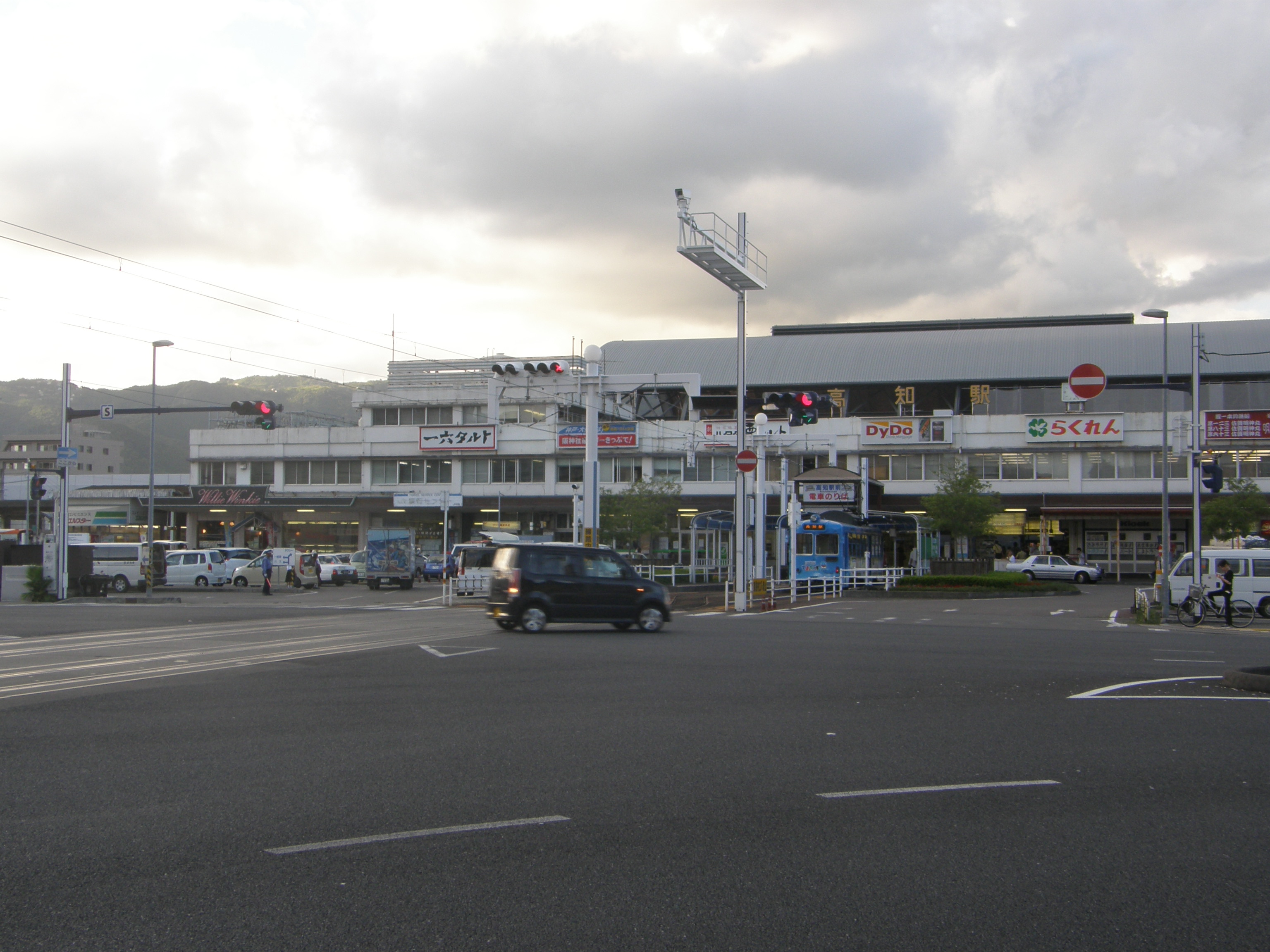 Der Bahnhof von Kochi mit dem Bahnhofsvorplatz
