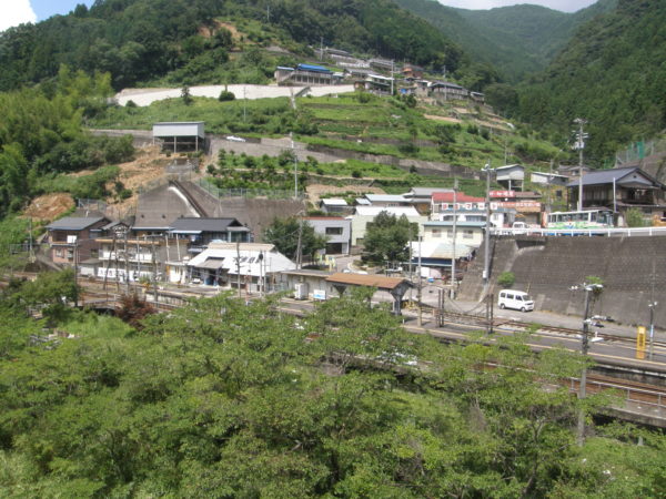 Der Bahnhof von Oboke und der kleine Ort selbst
