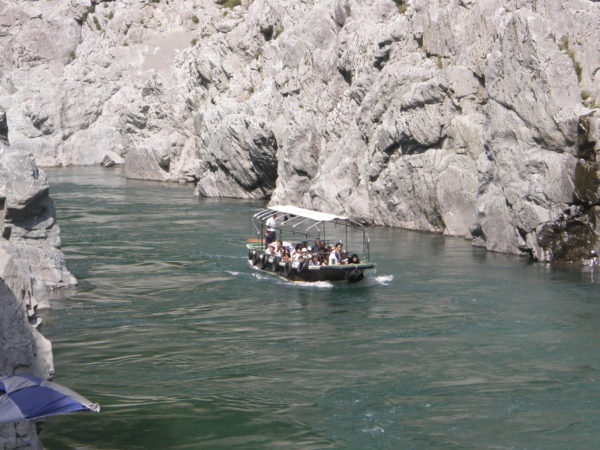 Ausflugsboot auf dem Yoshinogawa