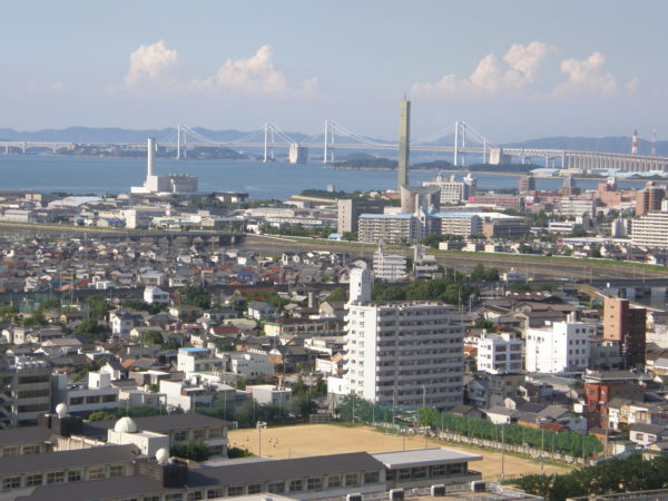Blick über die Stadt auf die grosse Brücke