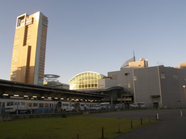 Der hochmoderne Bahnhof nebst Symbol Tower