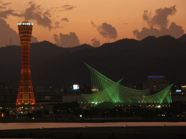 Skyline mit dem Kobe Port Tower am Abend