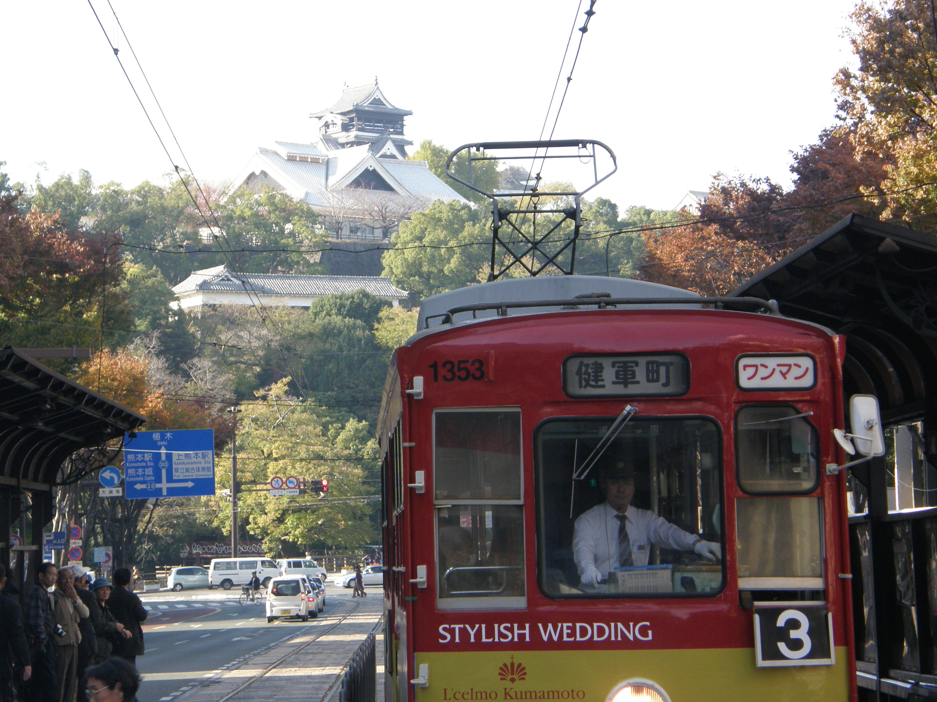 Straßenbahn im Zentrum mit der Burg im Hintergrund