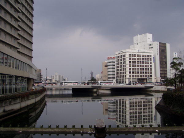 Blick Richtung Hafen über den Naka-gawa