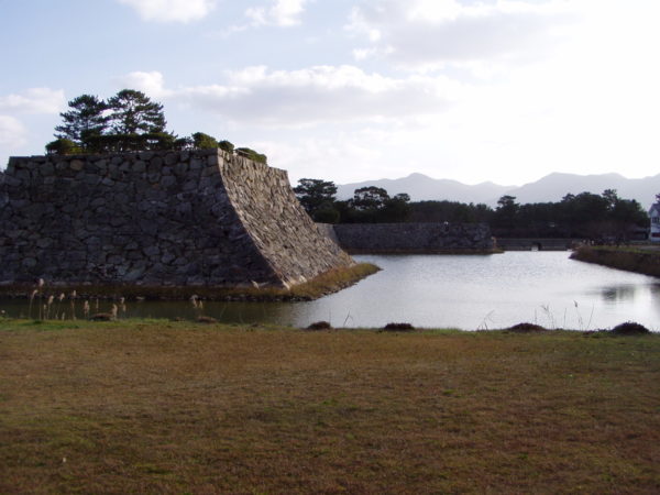 Wassergraben der alten Festung am Shizuki-Berg