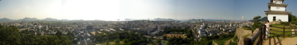 Panorama von Marugame mit der Seto-Binnensee im Hintergrund und dem Schloss rechts