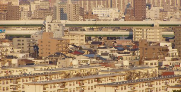 Wohngebiet in Nagoya – in der Mitte die Stadtautobahn