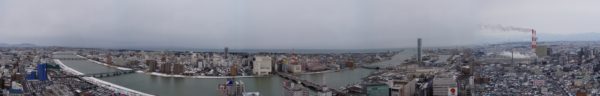 Panorama der Innenstadt von Niigata mit dem Japanmeer im Hintergrund