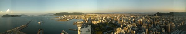 Panorama der Innenstadt von Takamatsu. In der linken Bildmitte das Yashima-Plateau