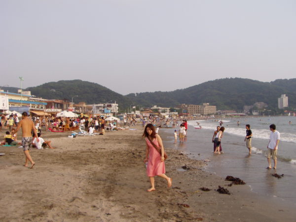 Am belebten Strand von Zushi