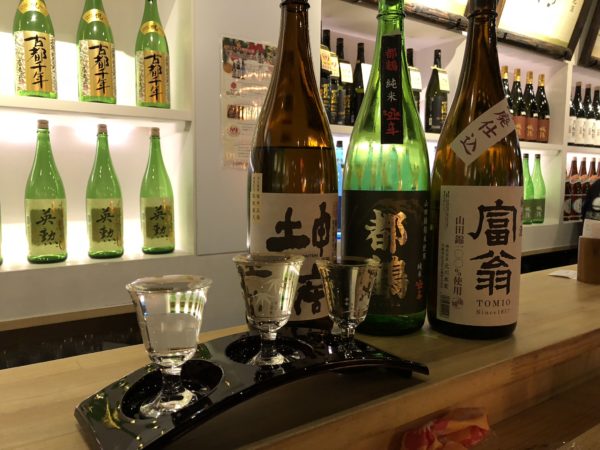 Sakeverkostung bei einer Sake-Bar in Kyoto