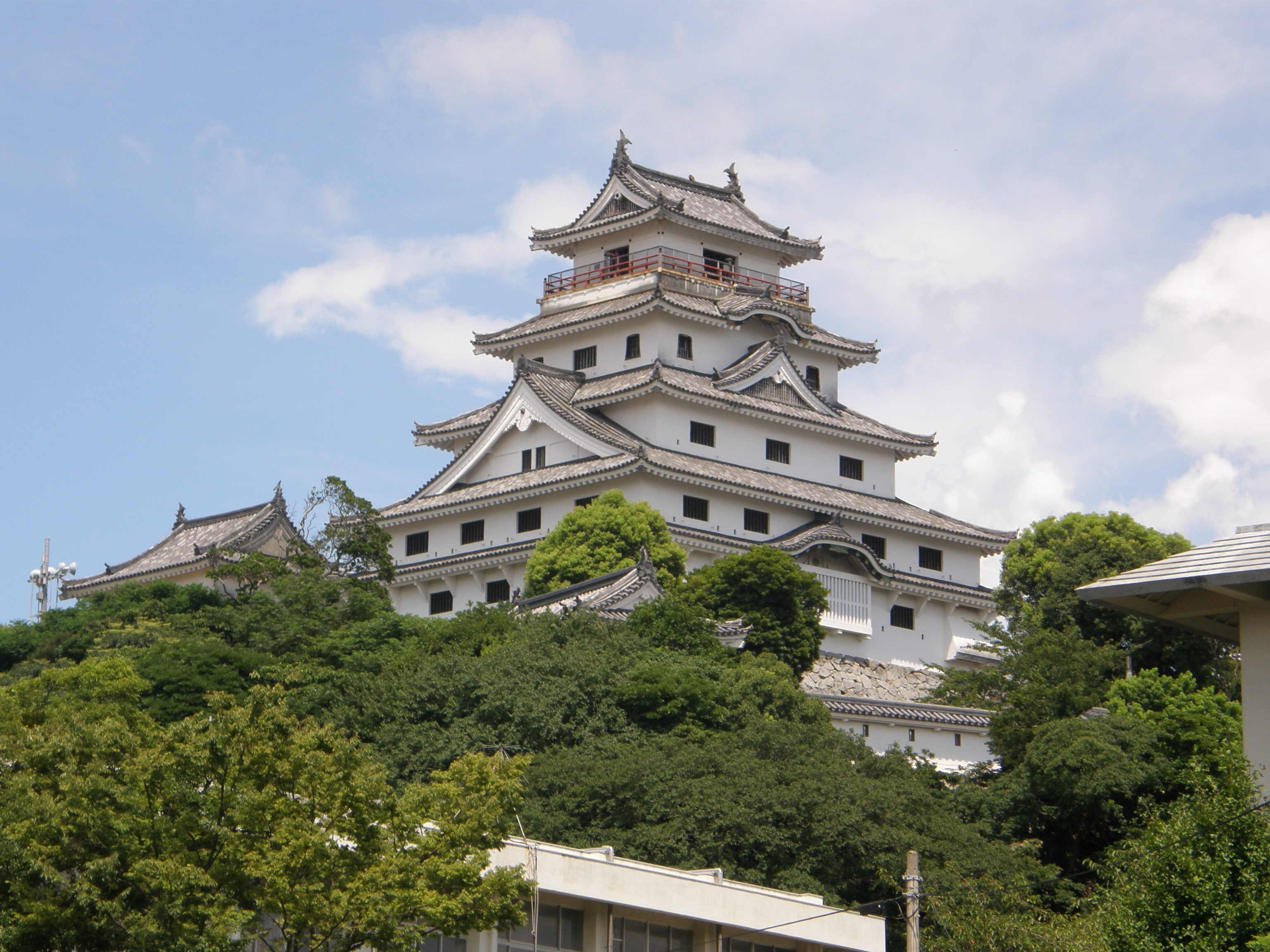 Die prächtige Burg von Karatsu direkt am Meer