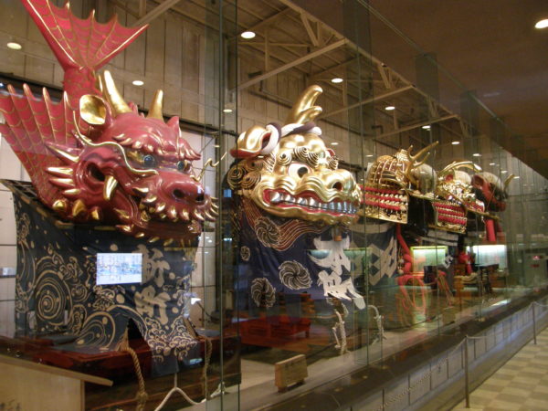 Die eindeutig von China motivierten, grossen Wagen des landesweit bekannten Hikiyama-Festivals