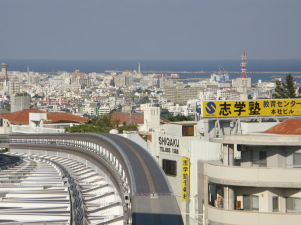 Insel Okinawa: Blick auf die Stadt von der Monorail bei Shuri