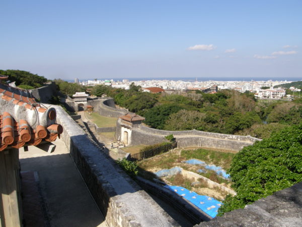 Blick von der Burg Shuri auf die Außenmauern und die Stadt