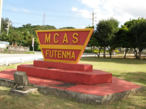 Ginowan: Einfahrt zur MCAS Futenma