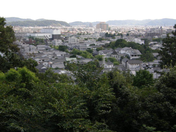 Blick vom Achi-Schrein auf die Stadt