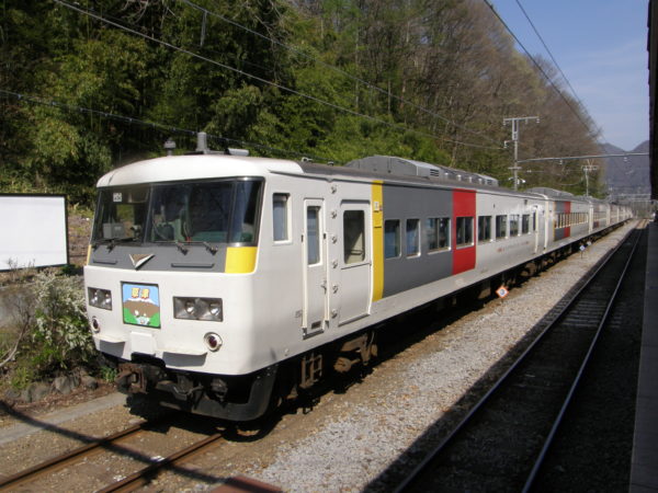 Fährt durch von Tokyo: Kusatsu Express