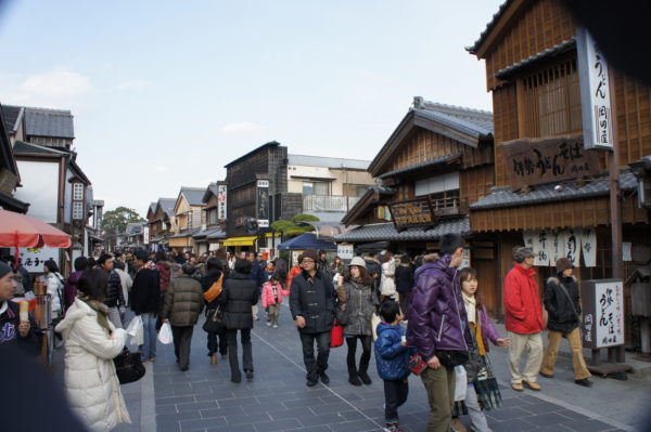 Die Okage-Yokochō vor dem Schrein