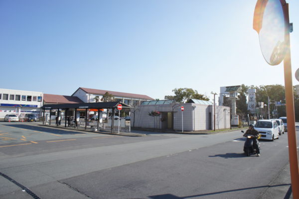 Bahnhof und Vorplatz von Ise-shi