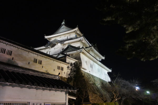 Der restaurierte Donjon der Burg von Wakayama