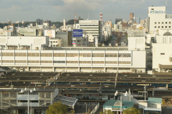 Blick über den Bahnhof auf das Stadtzentrum