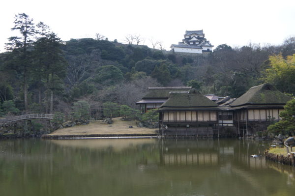 Teich im Genkyū-en und Burg im Hintergrund