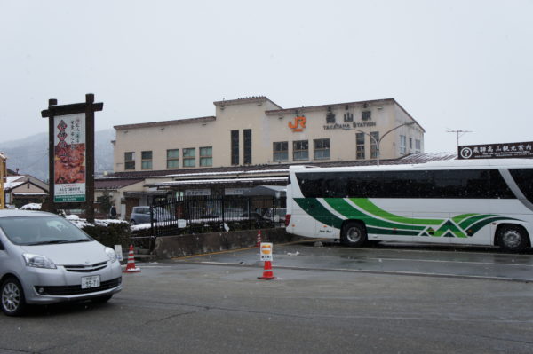 Der erste Eindruck täuscht: Bahnhof von Takayama