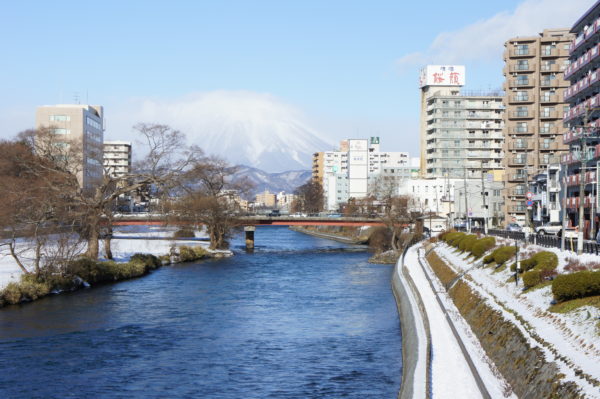 Blick über den Kitakami-Fluß zum Vulkan Iwate