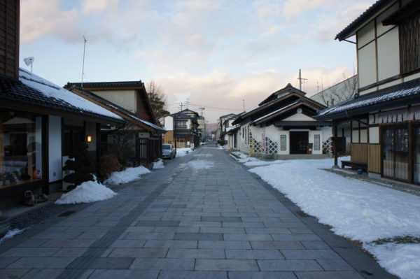 Gepflegte Strasse im Zentrum von Tono