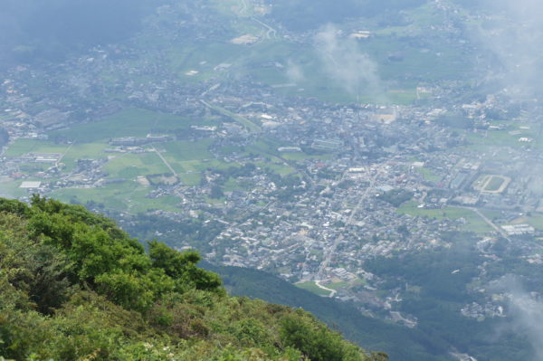 Blick vom Vulkan auf das beschauliche Stadtzentrum