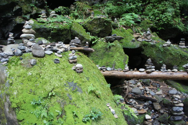 Nahe der Höhle