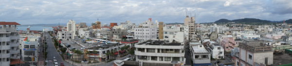 Stadtzentrum von Ishigaki. Links der Hafen (mit der Insel Iriomote im Hintergrund), rechts die Berge im Norden.