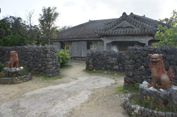 Traditionelles Haus - mit Shisa