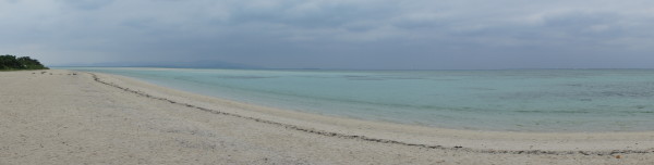 Panorama der Kondoi-Bucht. Im Hintergrund schwach zu erkennen: Die Insel Iriomote.
