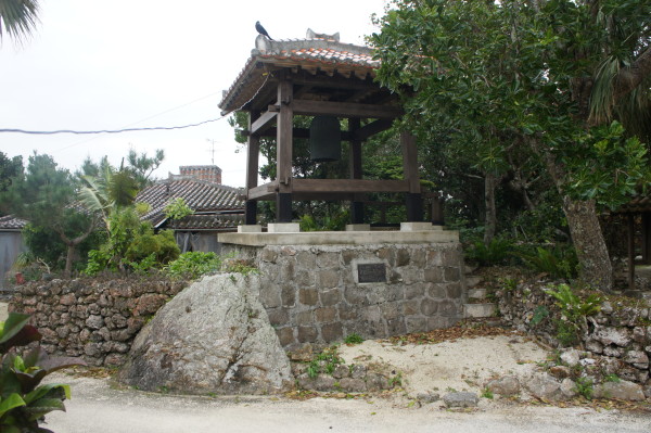 Denkmal mit Glocke im Dorf
