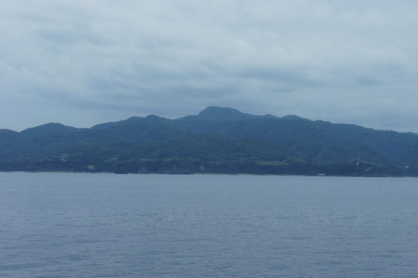 Insel Sado vom Meer aus gesehen