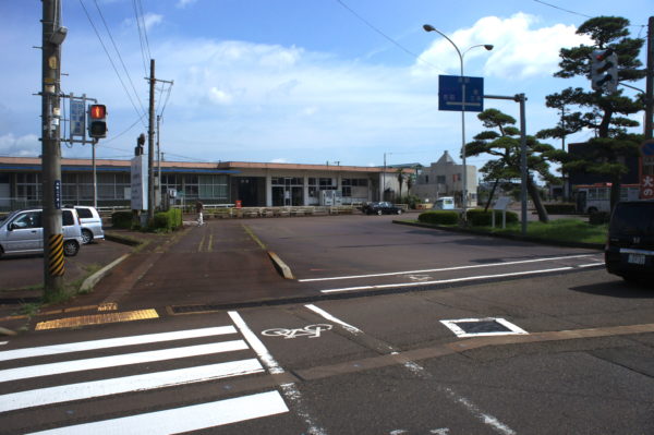 Bahnhof und Bahnhofsvorplatz von Tsubame