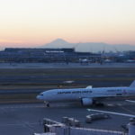 Am Flughafen Haneda -- im Hintergrund der Fuji-san