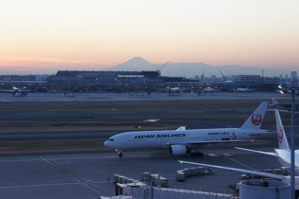 Am Flughafen Haneda -- im Hintergrund der Fuji-san