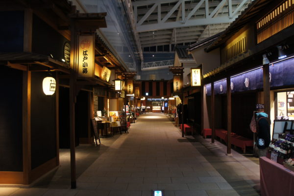 Ladenzeile im Edo-Stil im Internationalen Terminal