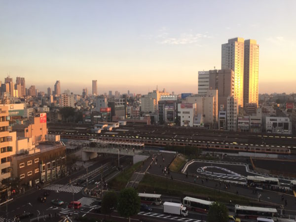 Blick über den Bahnhof Nakano - links hinten im Bild: Shinjuku