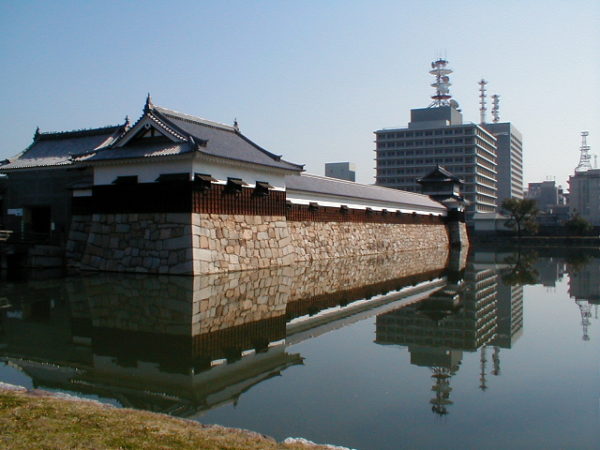 Mauer und Graben der Burg von Hiroshima