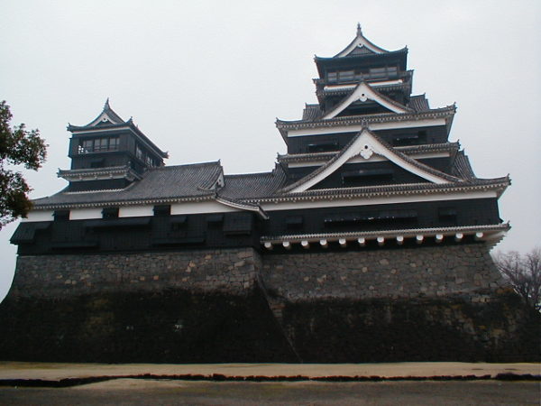 Donjon und kleiner Donjon des Kumamoto-jō (Burg von Kumamoto)