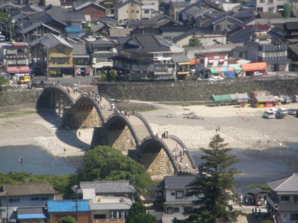 Blick von der Burg von Iwakuni auf die markante Kintai-Brücke