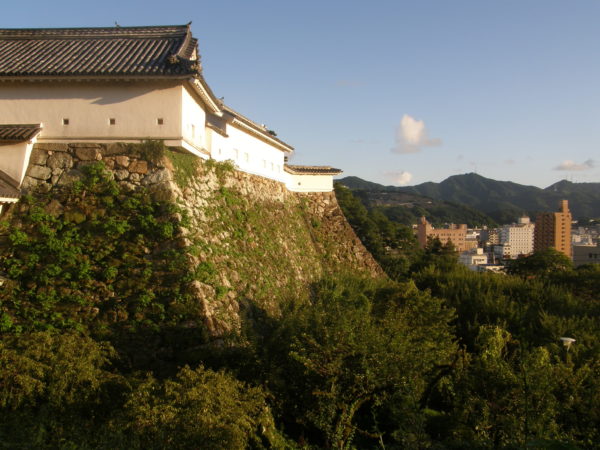 Die imposante Außenmauer der Burg von Kochi