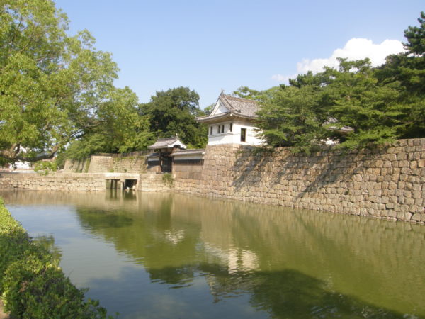 Burggraben und Yagura der Burg von Marugame