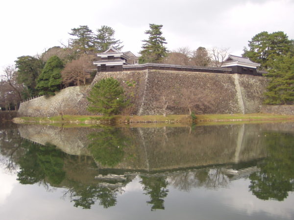 Wassergraben, Mauern und restaurierte Yagura des Matsue-jō