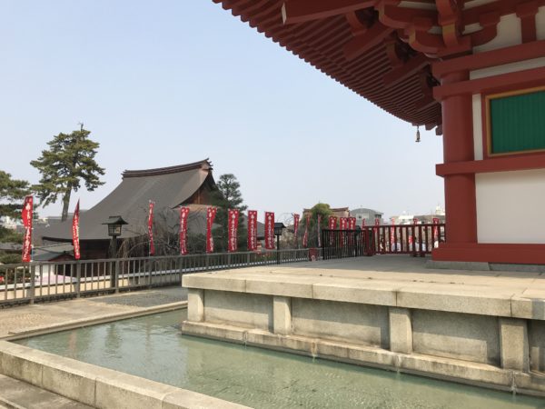 Am Sockel der Pagode im Kongō-ji