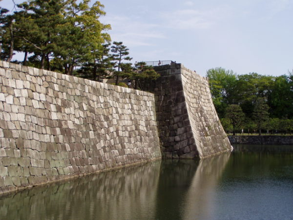 Burggraben und Mauer des Honmaru